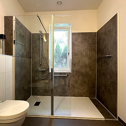 DUSCHMAX Ambiente. Die barrierearme Dusche mit fugenlosem Wandbelag im Duschbereich. www